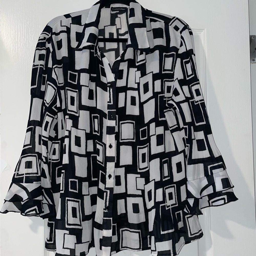 Essentials by Milano Black and White Geometric Button Down Shirt